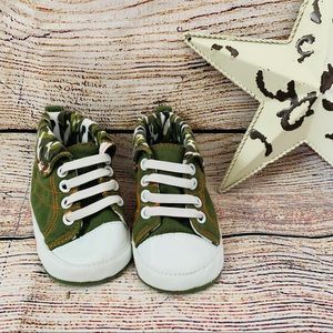 Army High Tops size 3-6 months 🌸 Brand New 🌸